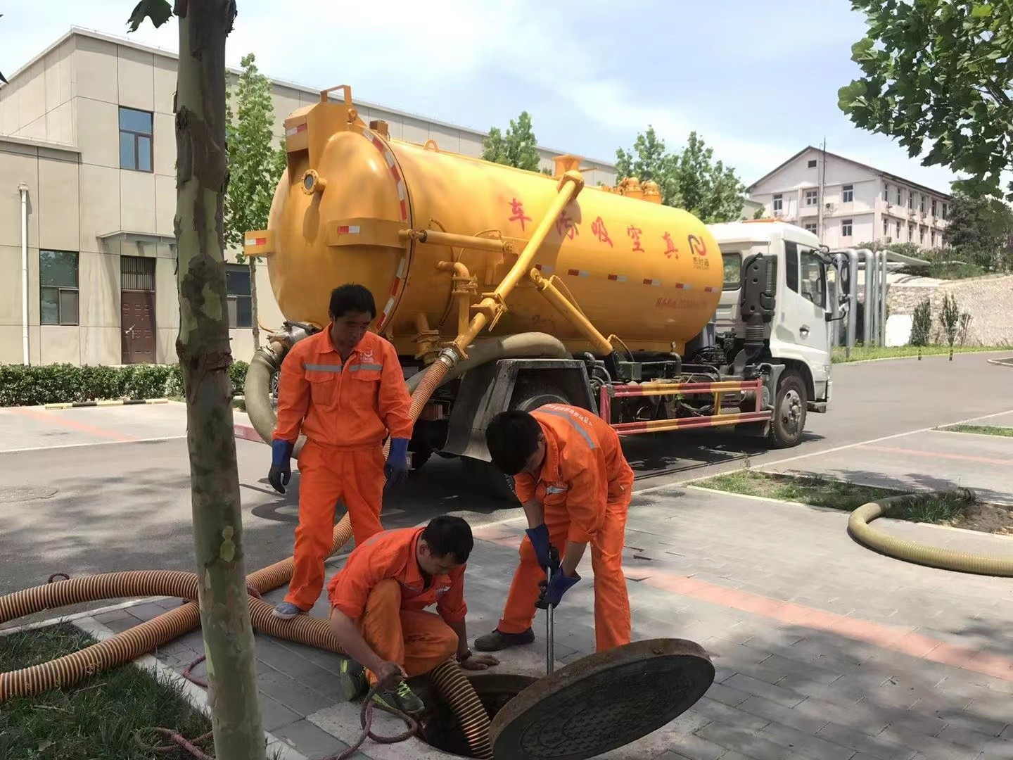 利辛管道疏通车停在窨井附近