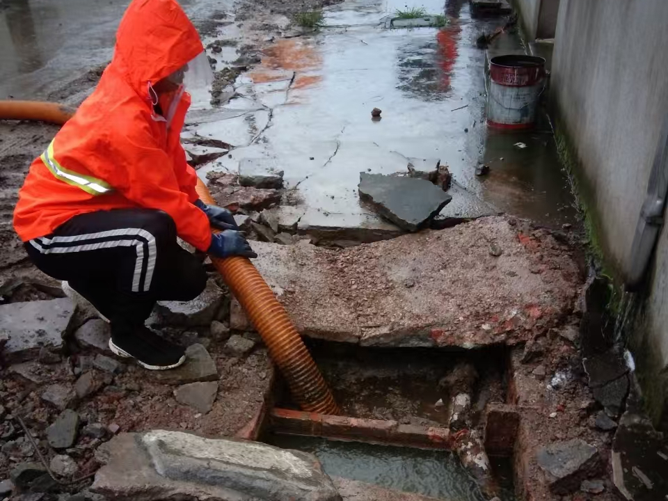 利辛专业清理污水池 炜誉市政以规范流程守护城市 “肠道”